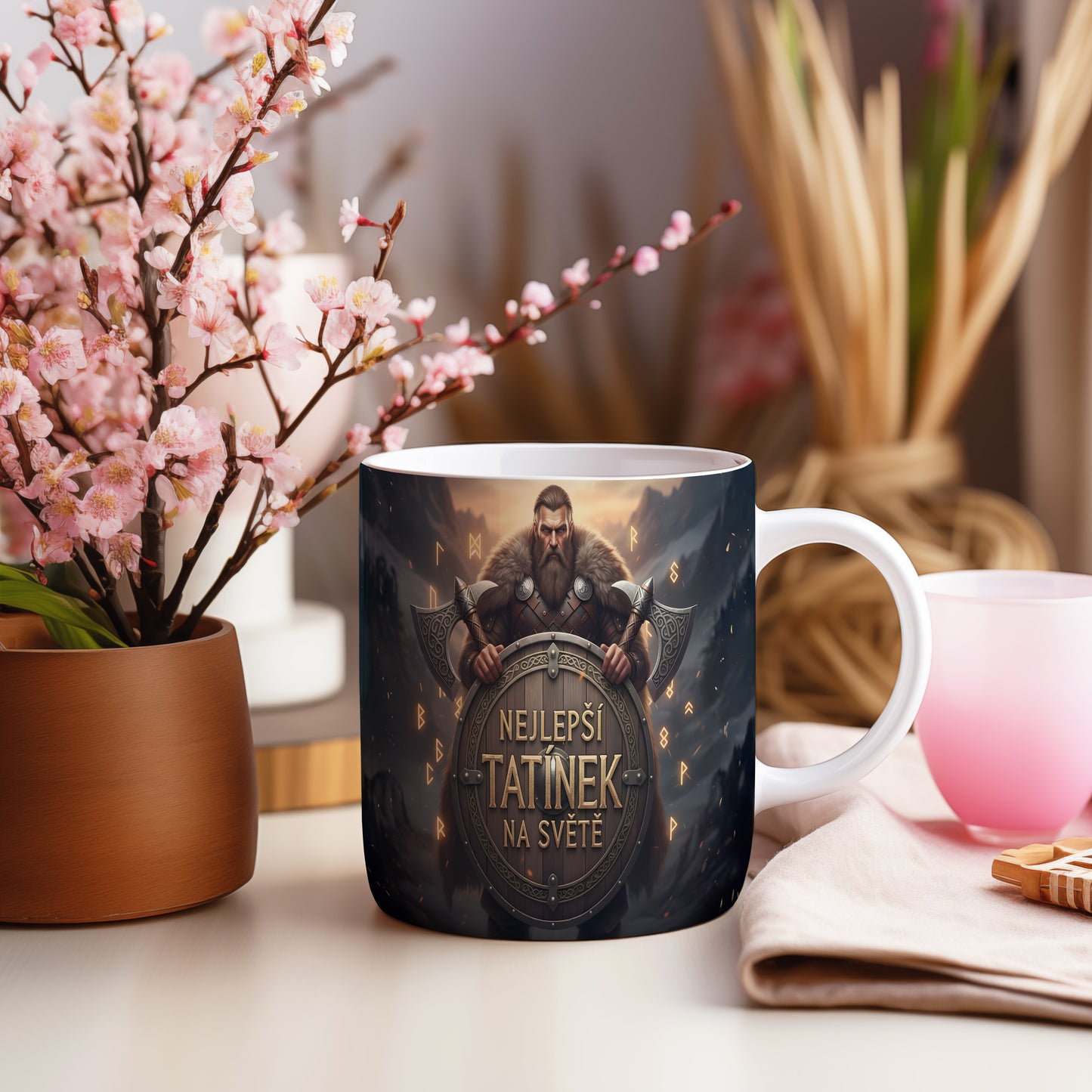 Hrnek s vikingským válečníkem a nápisem NEJLEPŠÍ TATÍNEK NA SVĚTĚ.