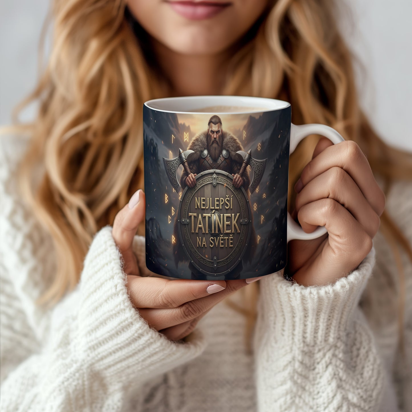 Hrnek s vikingským válečníkem a nápisem NEJLEPŠÍ TATÍNEK NA SVĚTĚ.