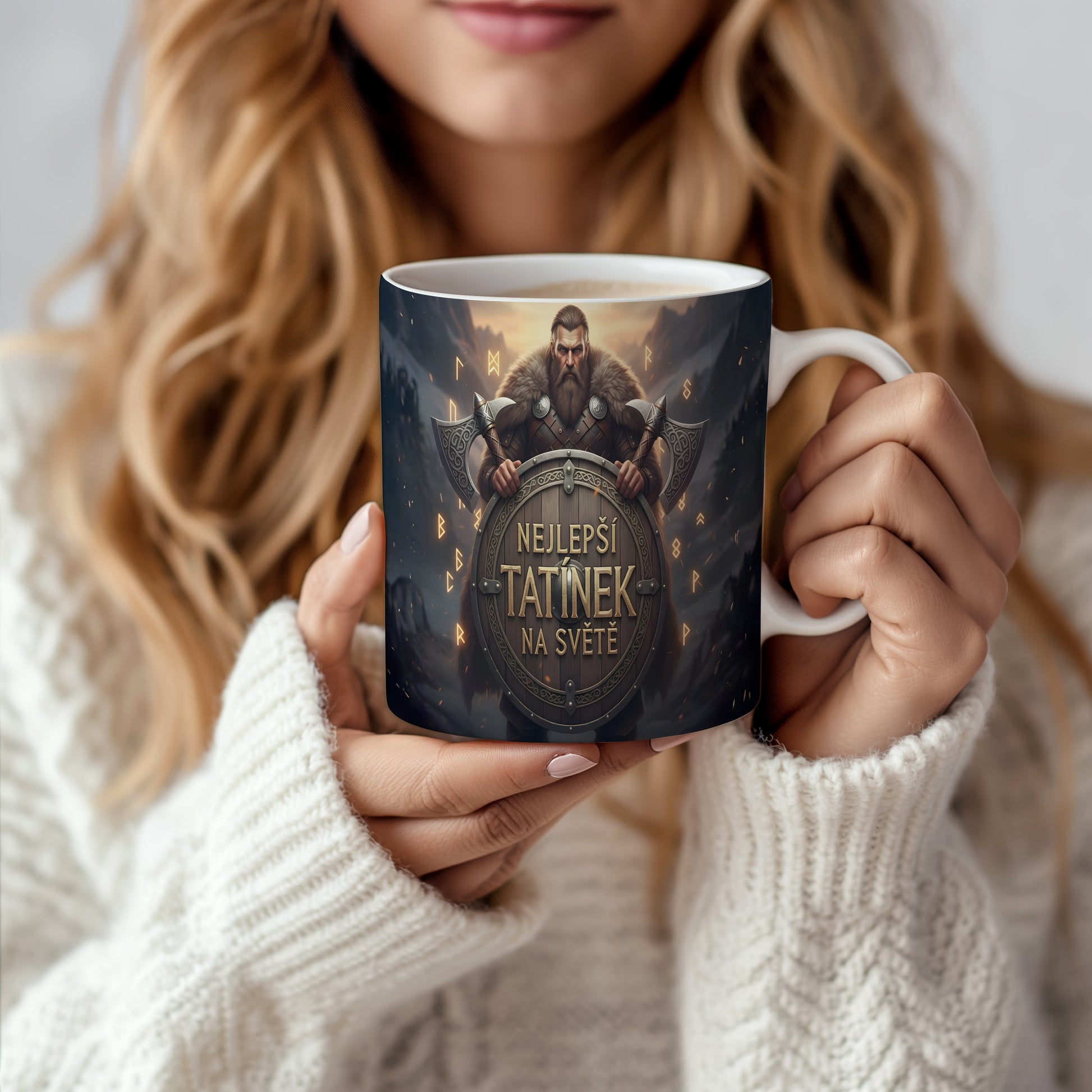 Hrnek s vikingským válečníkem a nápisem NEJLEPŠÍ TATÍNEK NA SVĚTĚ.