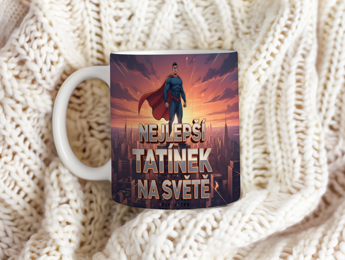Hrnek s motivem superhrdiny a nápisem 'NEJLEPŠÍ TATÍNEK NA SVĚTĚ'.