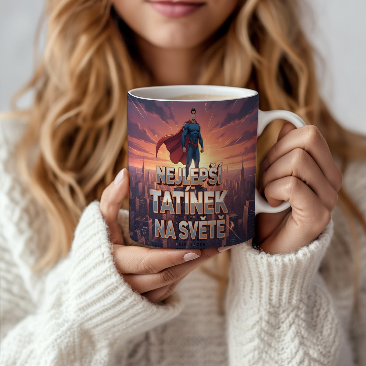 Hrnek s motivem superhrdiny a nápisem 'NEJLEPŠÍ TATÍNEK NA SVĚTĚ'.