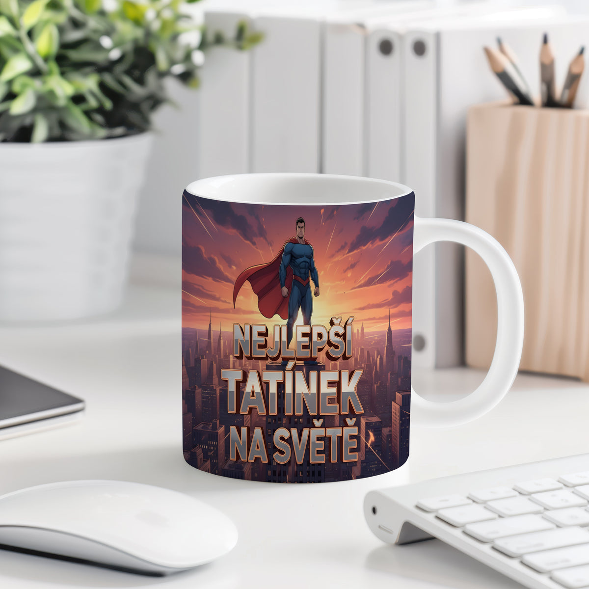 Hrnek s motivem superhrdiny a nápisem 'NEJLEPŠÍ TATÍNEK NA SVĚTĚ'.