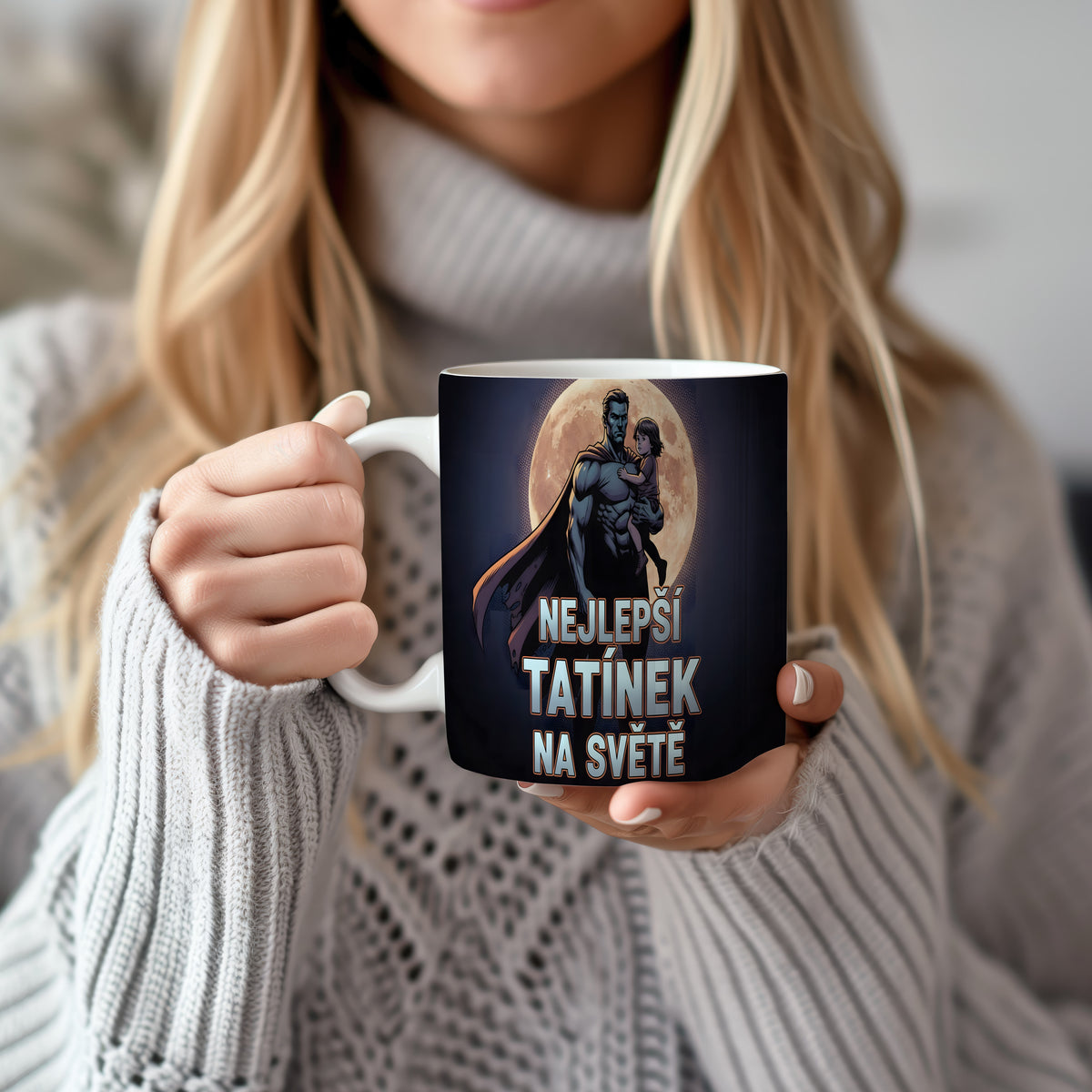 Hrnek s motivem superhrdiny držícího dítě před měsícem.