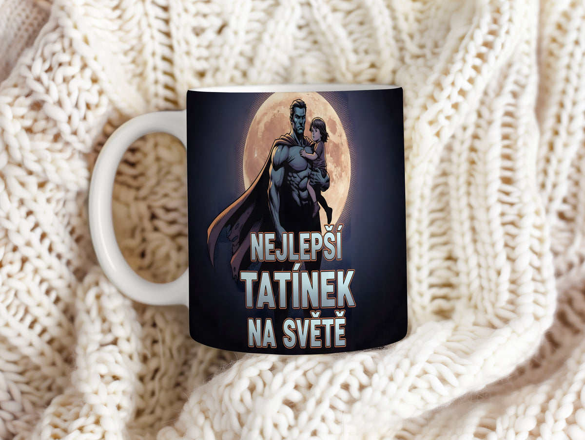 Hrnek s motivem superhrdiny držícího dítě před měsícem.
