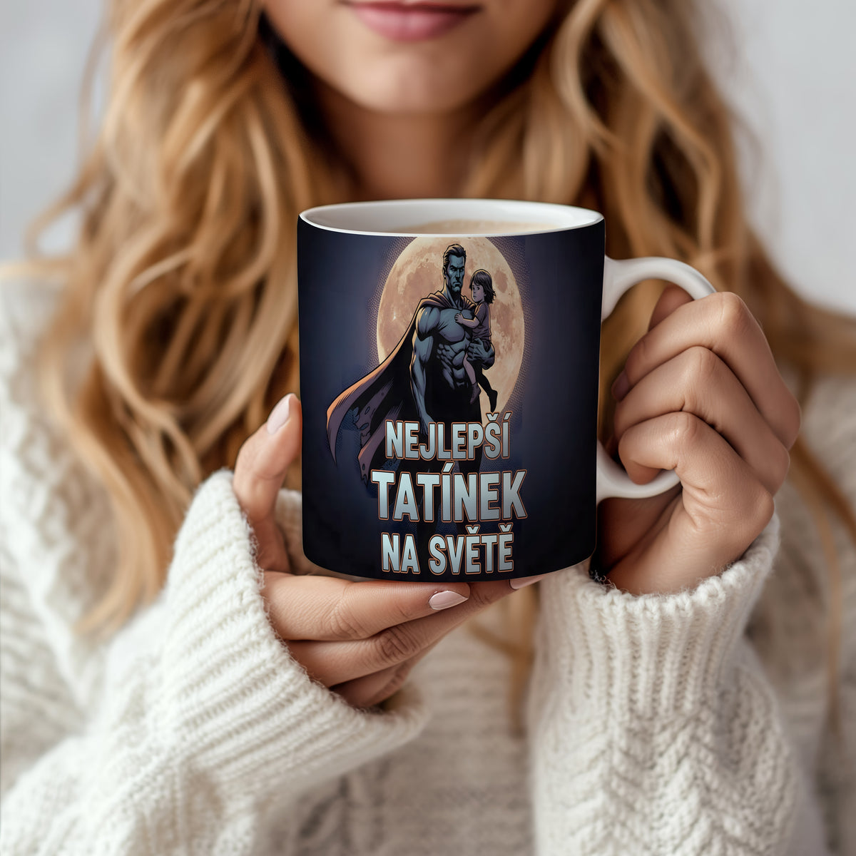 Hrnek s motivem superhrdiny držícího dítě před měsícem.
