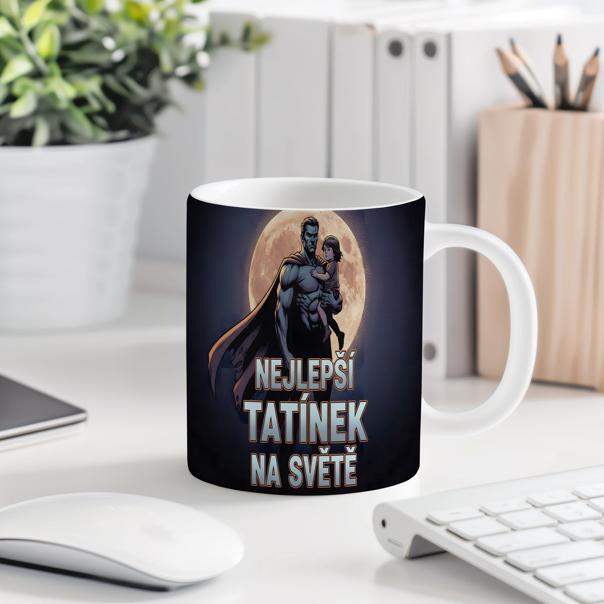 Hrnek s motivem superhrdiny držícího dítě před měsícem.