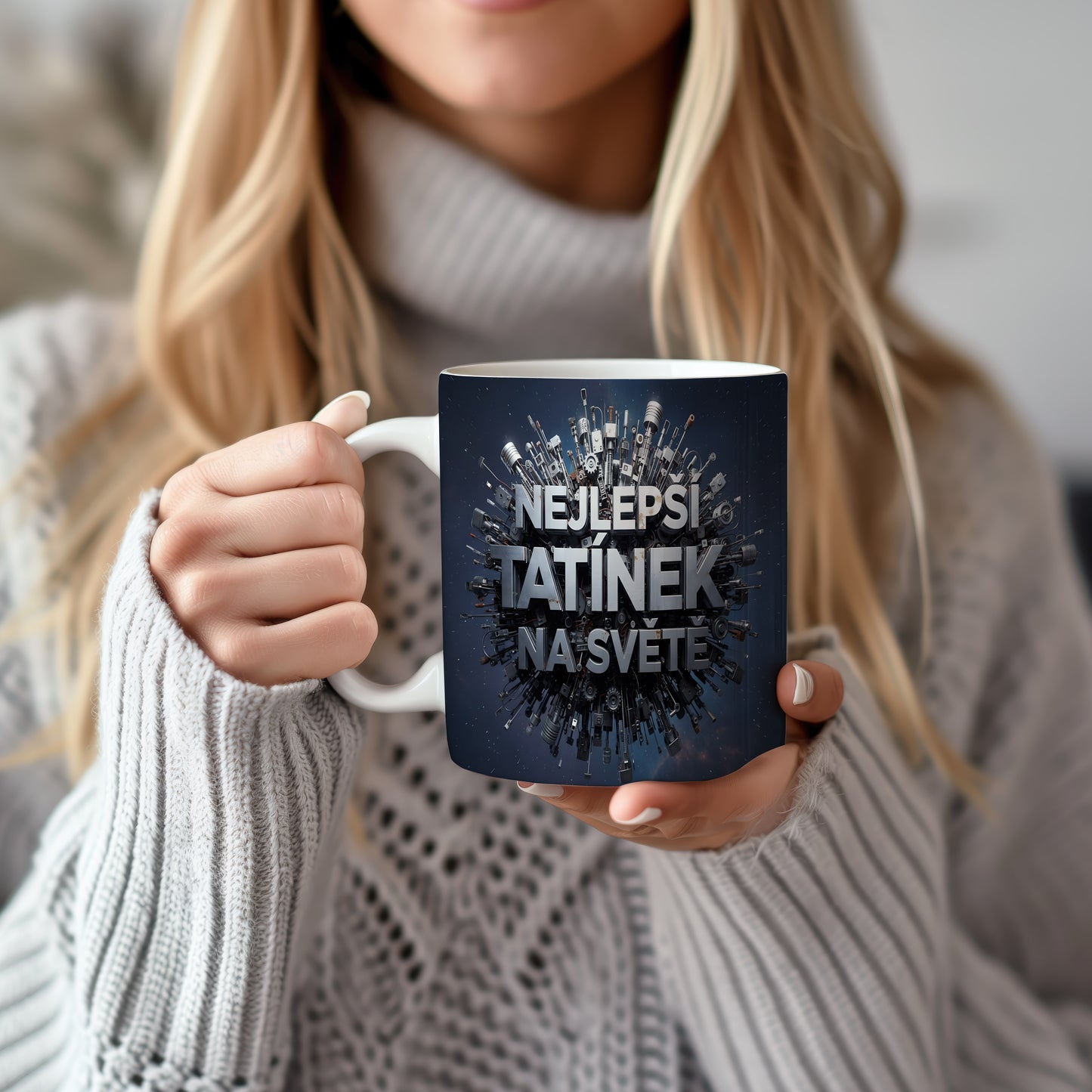 Hrnek s nápisem NEJLEPŠÍ TATÍNEK NA SVĚTĚ a technickými motivy.