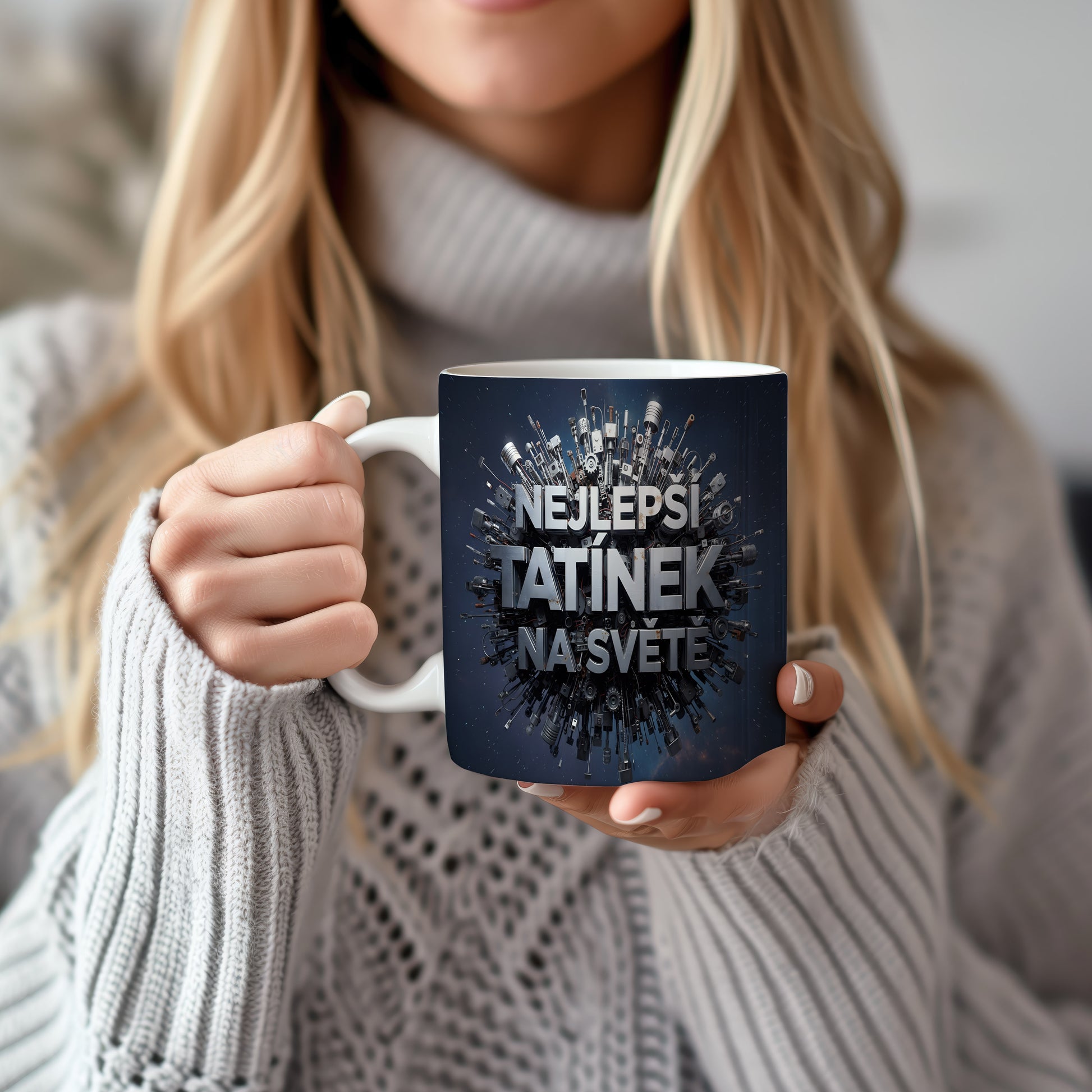 Hrnek s nápisem NEJLEPŠÍ TATÍNEK NA SVĚTĚ a technickými motivy.