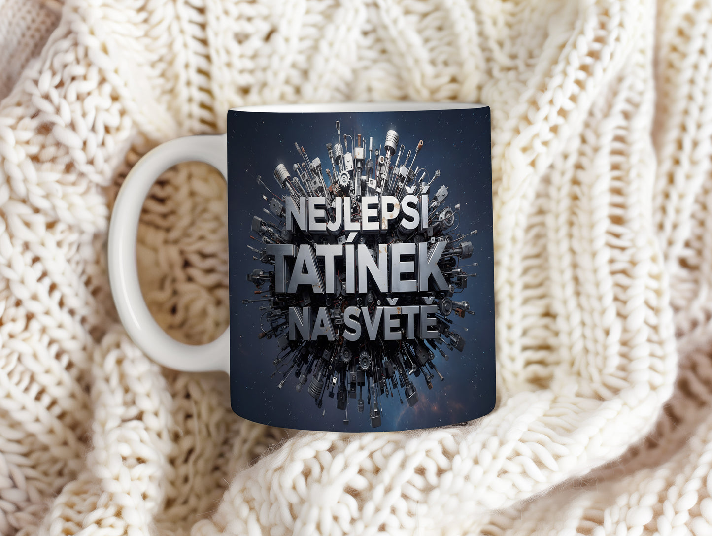 Hrnek s nápisem NEJLEPŠÍ TATÍNEK NA SVĚTĚ a technickými motivy.