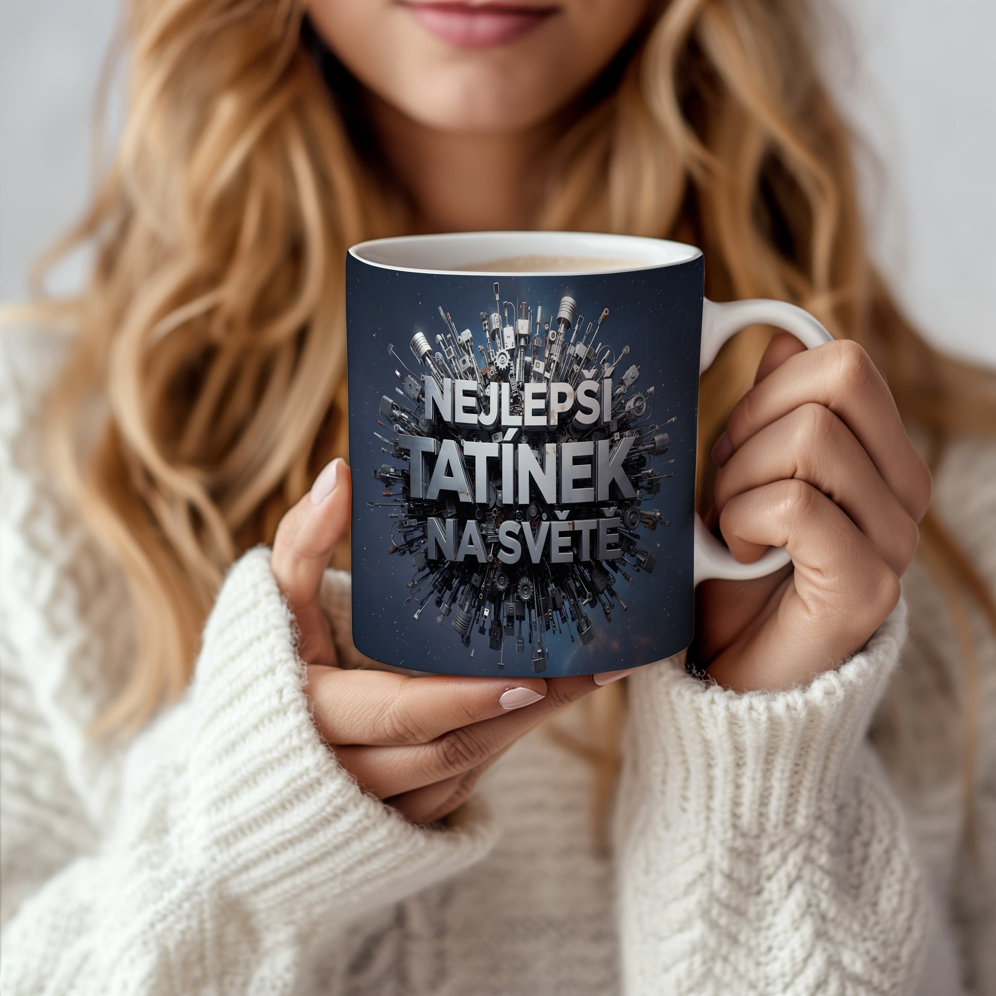 Hrnek s nápisem NEJLEPŠÍ TATÍNEK NA SVĚTĚ a technickými motivy.