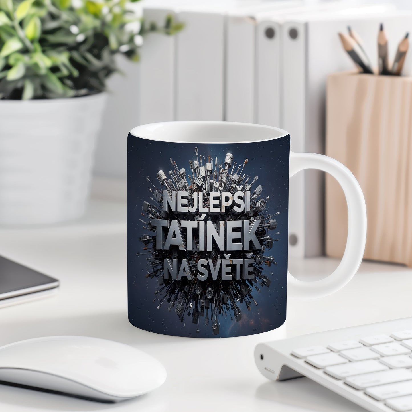 Hrnek s nápisem NEJLEPŠÍ TATÍNEK NA SVĚTĚ a technickými motivy.