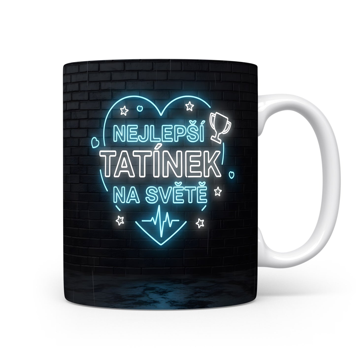Hrnek s nápisem NEJLEPŠÍ TATÍNEK NA SVĚTĚ na černém pozadí.