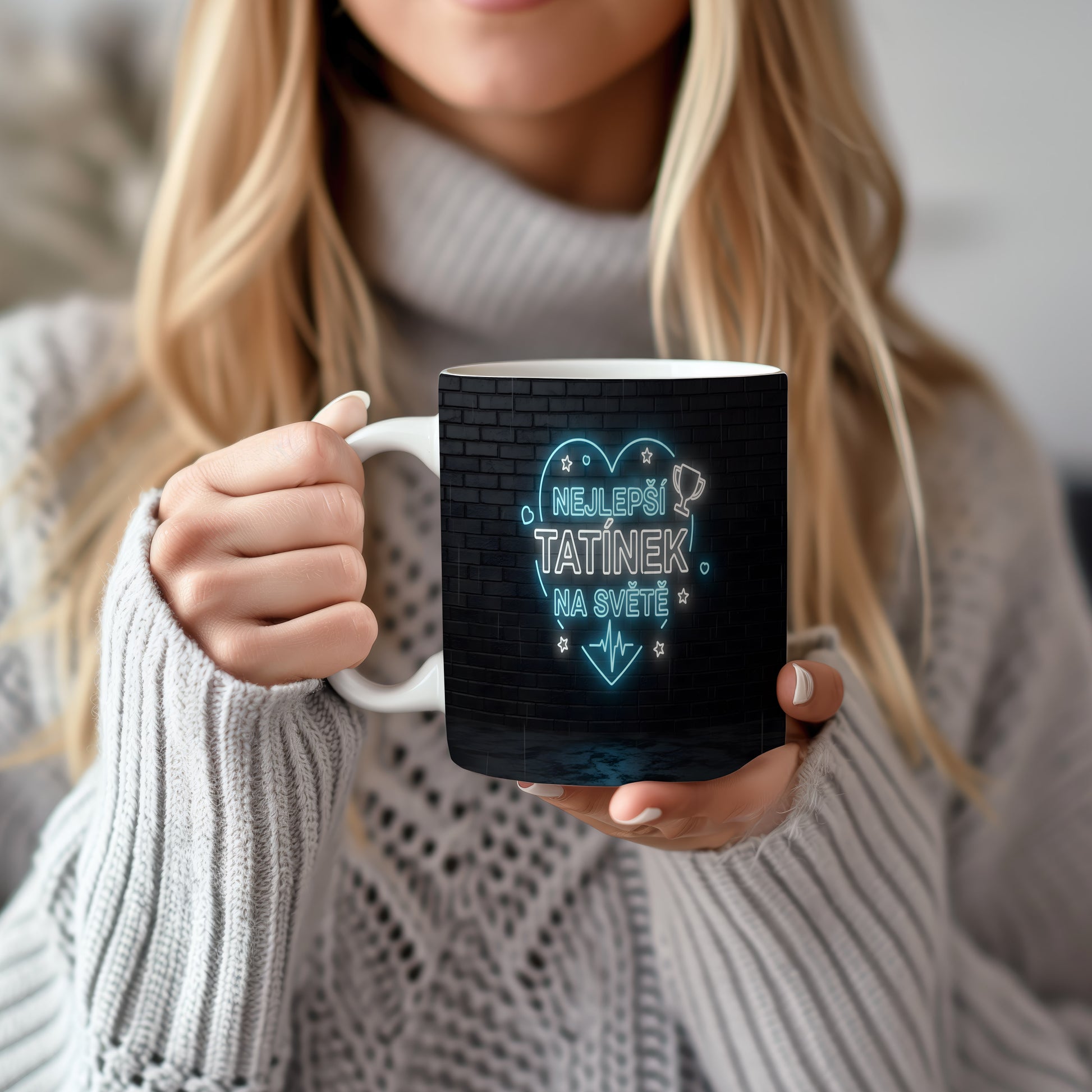 Hrnek s nápisem NEJLEPŠÍ TATÍNEK NA SVĚTĚ na černém pozadí.