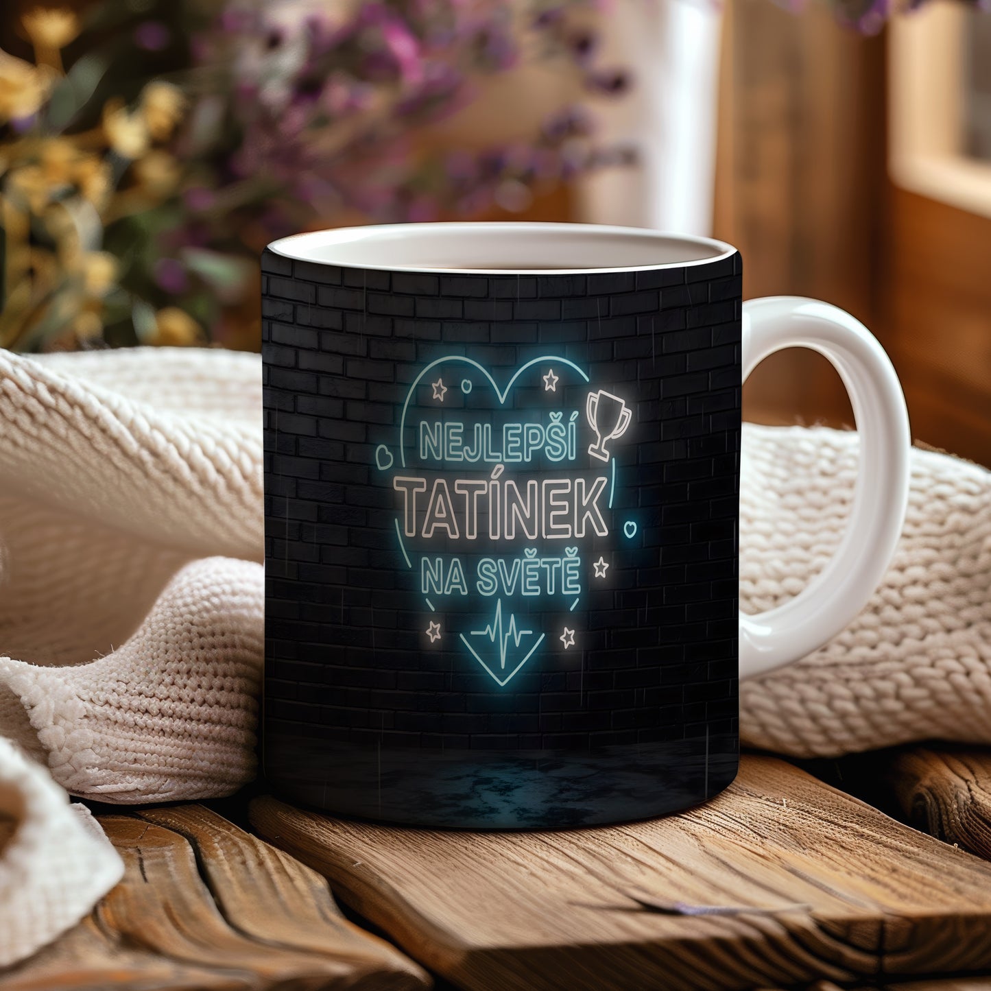 Hrnek s nápisem NEJLEPŠÍ TATÍNEK NA SVĚTĚ na černém pozadí.