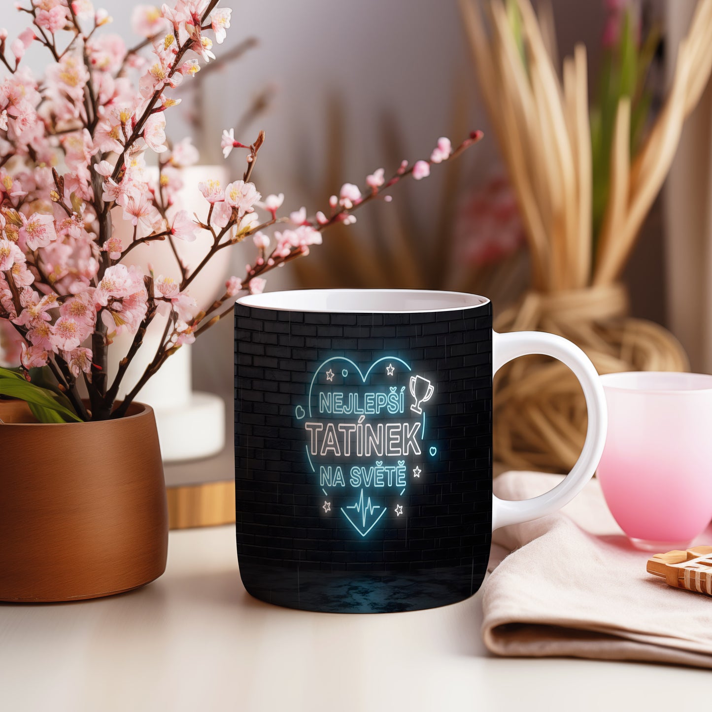 Hrnek s nápisem NEJLEPŠÍ TATÍNEK NA SVĚTĚ na černém pozadí.