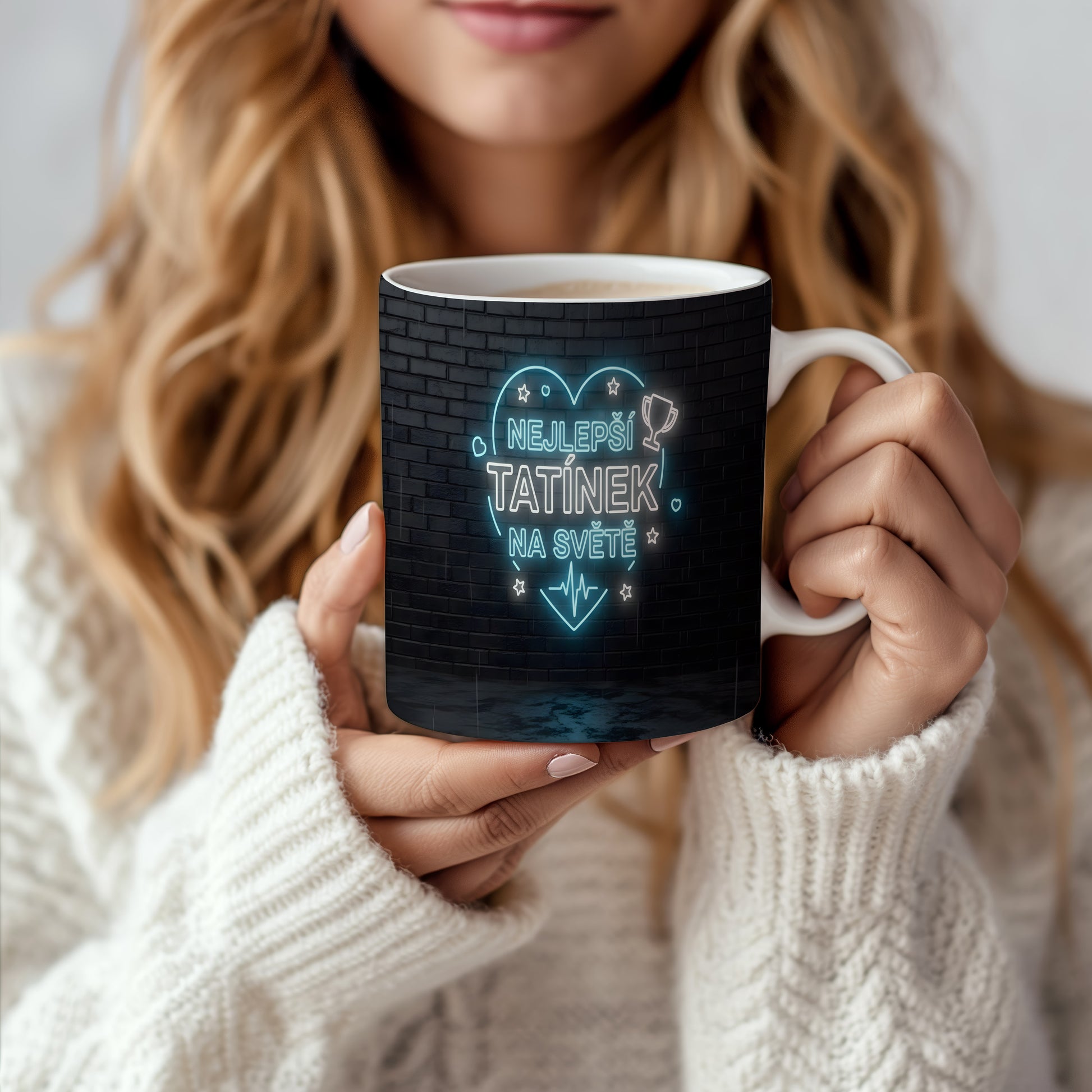 Hrnek s nápisem NEJLEPŠÍ TATÍNEK NA SVĚTĚ na černém pozadí.
