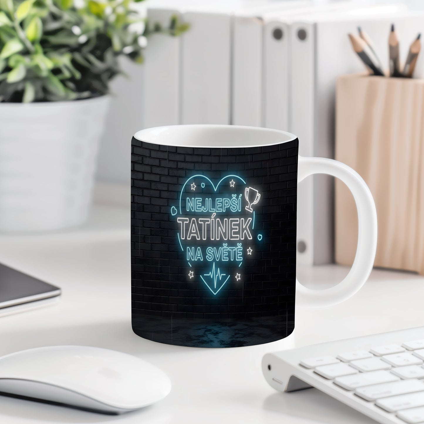 Hrnek s nápisem NEJLEPŠÍ TATÍNEK NA SVĚTĚ na černém pozadí.