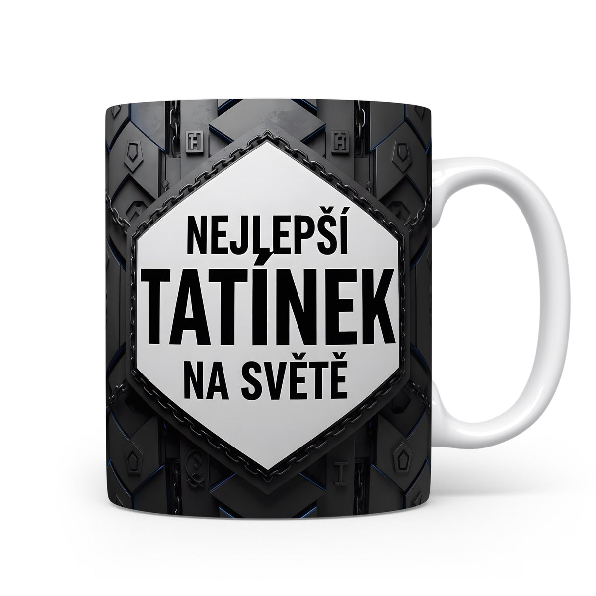 Hrnek s kovovým motivem a nápisem 'NEJLEPŠÍ TATÍNEK NA SVĚTĚ'.
