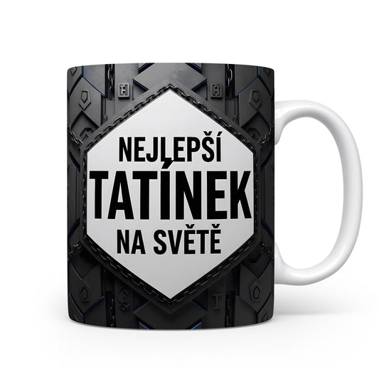 Hrnek s kovovým motivem a nápisem 'NEJLEPŠÍ TATÍNEK NA SVĚTĚ'.
