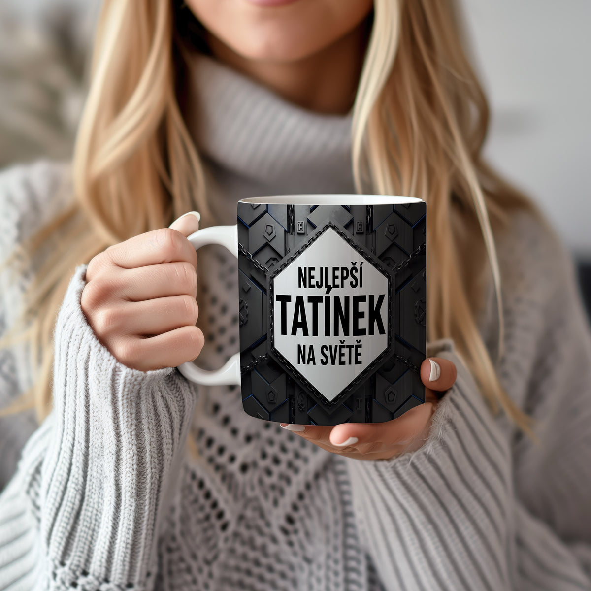 Hrnek s kovovým motivem a nápisem 'NEJLEPŠÍ TATÍNEK NA SVĚTĚ'.