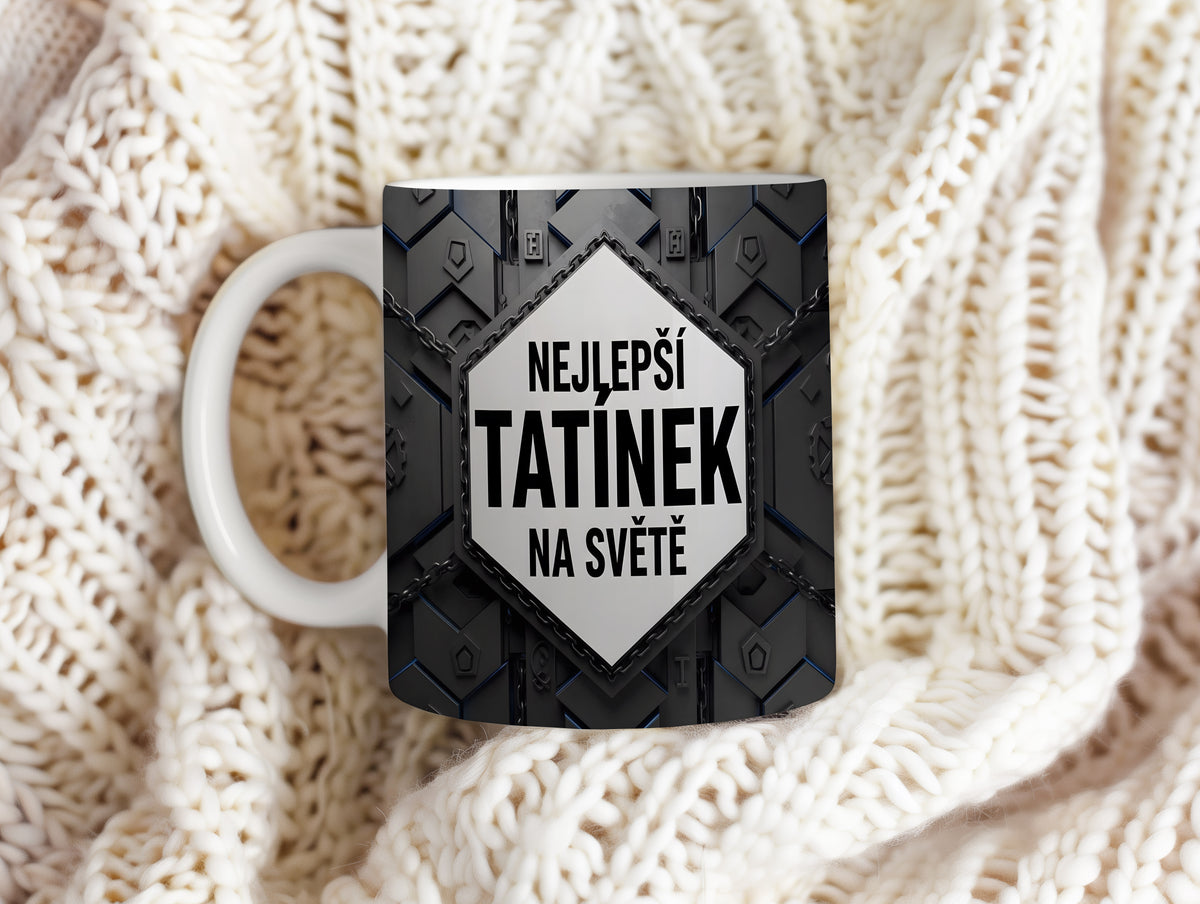 Hrnek s kovovým motivem a nápisem 'NEJLEPŠÍ TATÍNEK NA SVĚTĚ'.