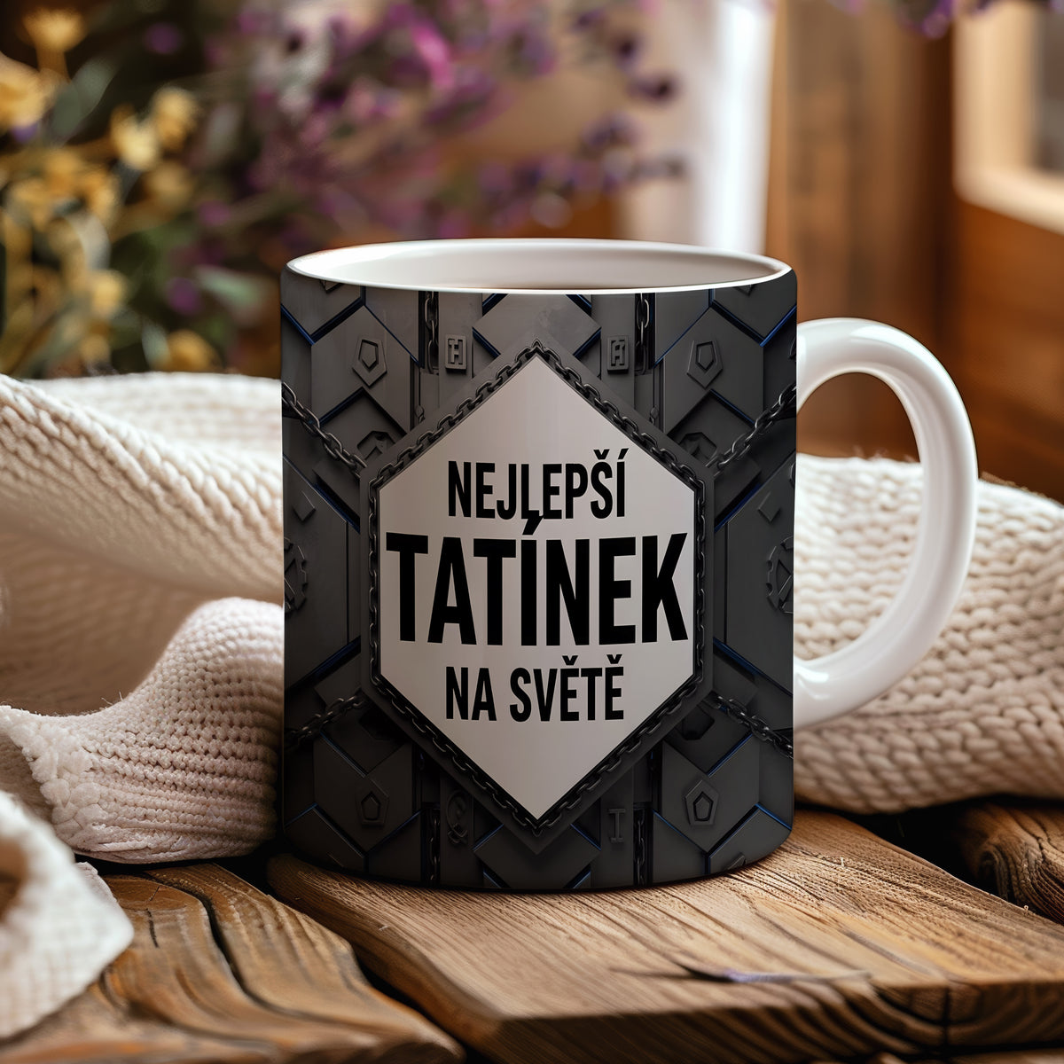 Hrnek s kovovým motivem a nápisem 'NEJLEPŠÍ TATÍNEK NA SVĚTĚ'.