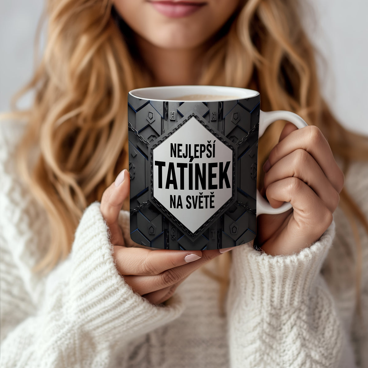 Hrnek s kovovým motivem a nápisem 'NEJLEPŠÍ TATÍNEK NA SVĚTĚ'.