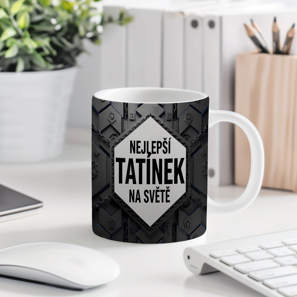 Hrnek s kovovým motivem a nápisem 'NEJLEPŠÍ TATÍNEK NA SVĚTĚ'.