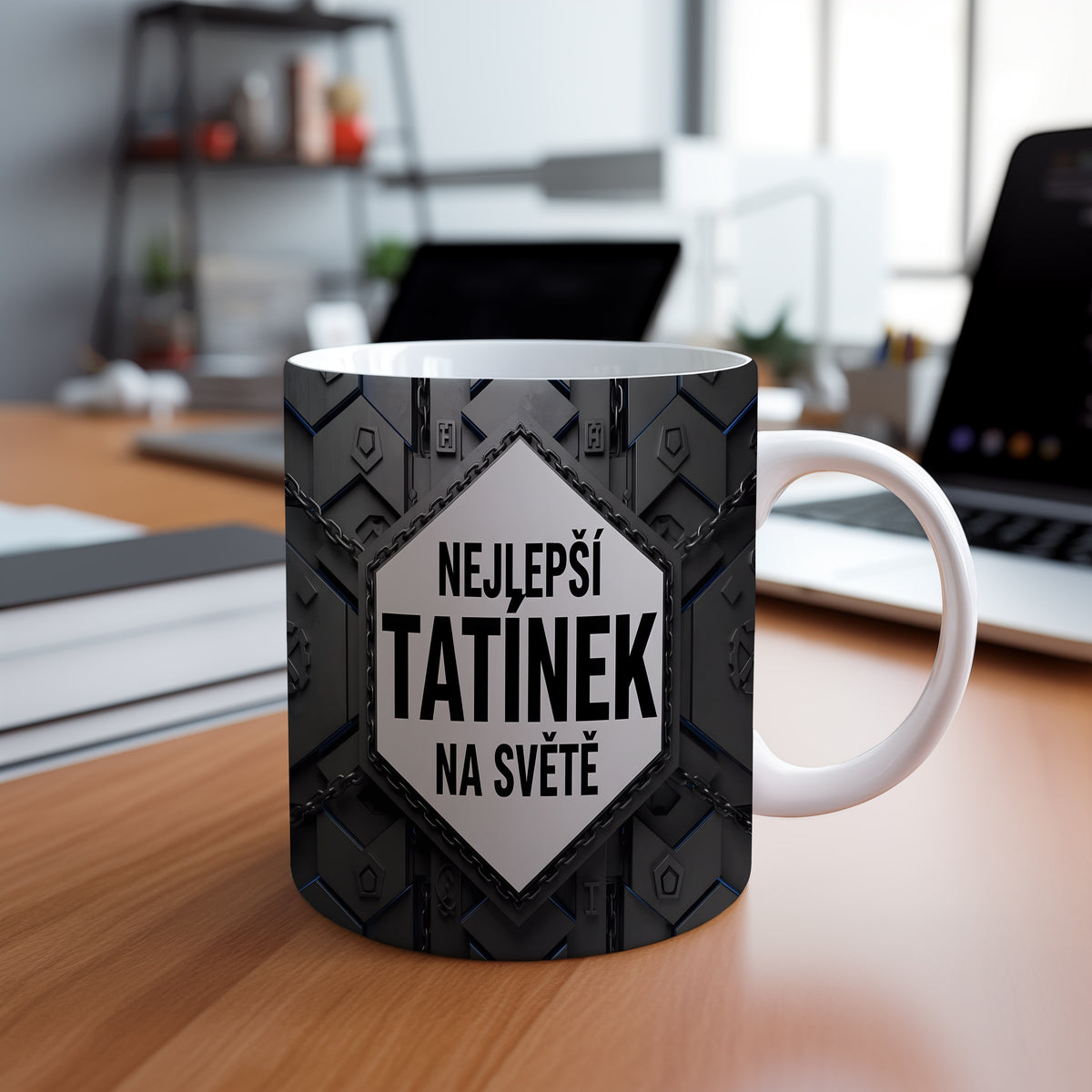Hrnek s kovovým motivem a nápisem 'NEJLEPŠÍ TATÍNEK NA SVĚTĚ'.