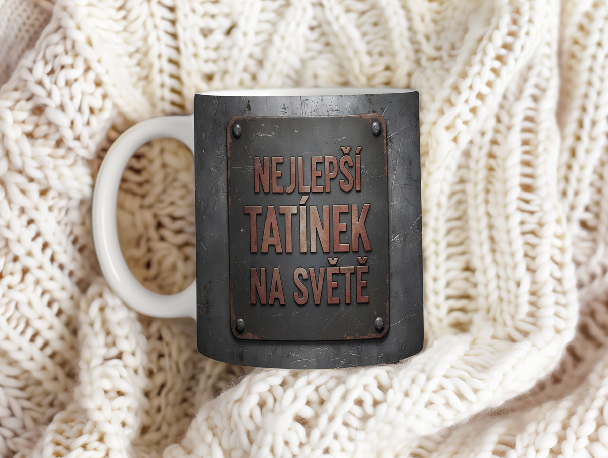 Hrnek s kovovým vzhledem a nápisem NEJLEPŠÍ TATÍNEK NA SVĚTĚ.