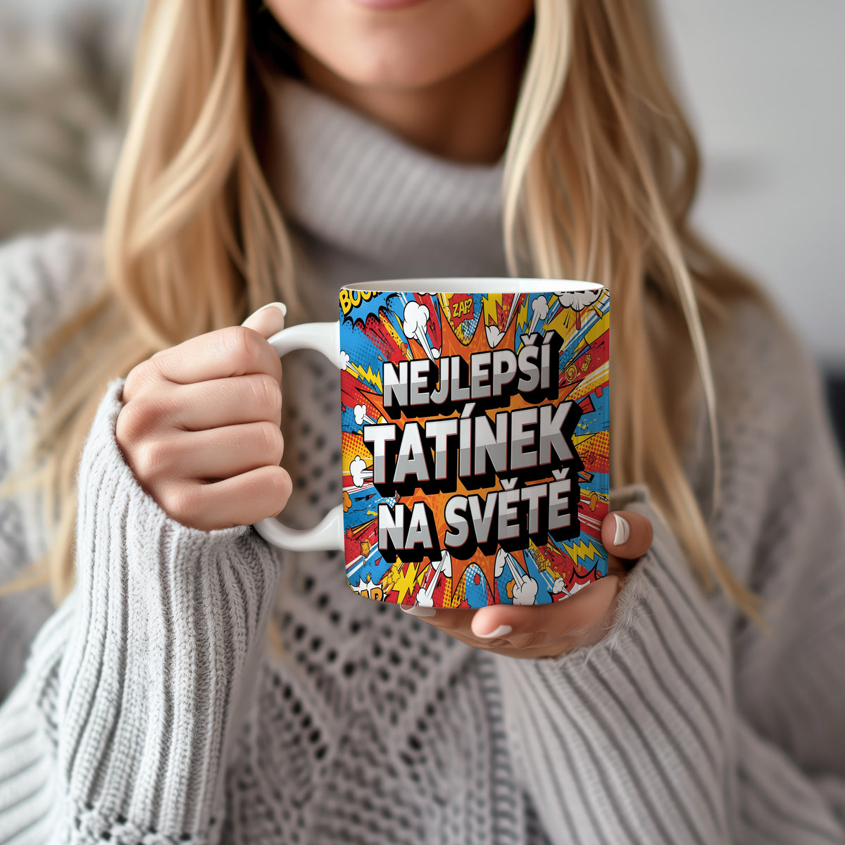 Hrnek s nápisem NEJLEPŠÍ TATÍNEK NA SVĚTĚ v komiksovém stylu.