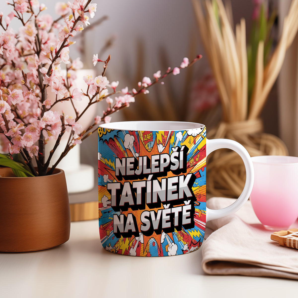 Hrnek s nápisem NEJLEPŠÍ TATÍNEK NA SVĚTĚ v komiksovém stylu.