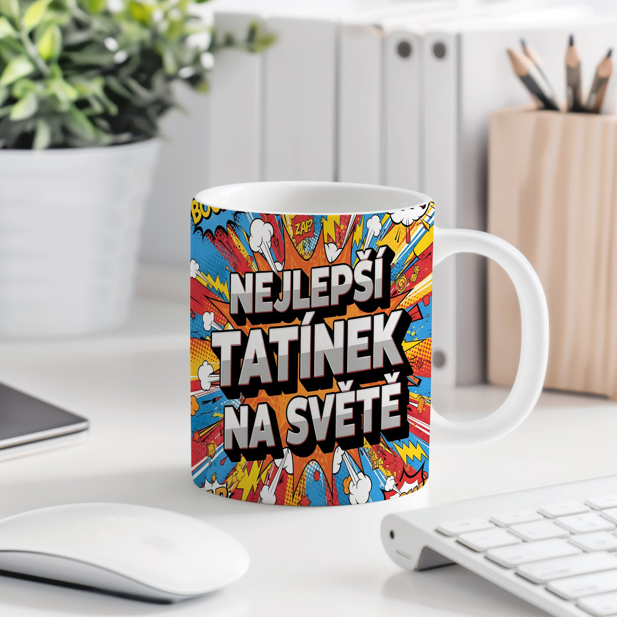 Hrnek s nápisem NEJLEPŠÍ TATÍNEK NA SVĚTĚ v komiksovém stylu.