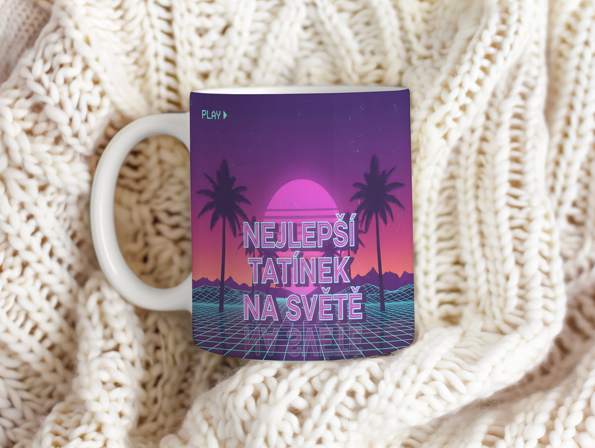 Hrnek s nápisem NEJLEPŠÍ TATÍNEK NA SVĚTĚ v retro stylu s palmami.