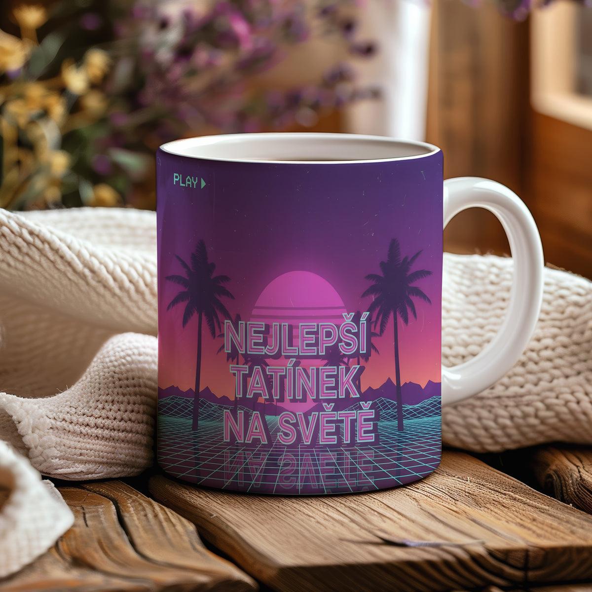 Hrnek s nápisem NEJLEPŠÍ TATÍNEK NA SVĚTĚ v retro stylu s palmami.