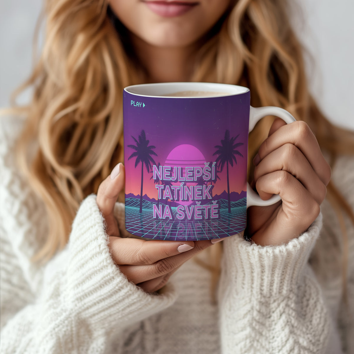 Hrnek s nápisem NEJLEPŠÍ TATÍNEK NA SVĚTĚ v retro stylu s palmami.