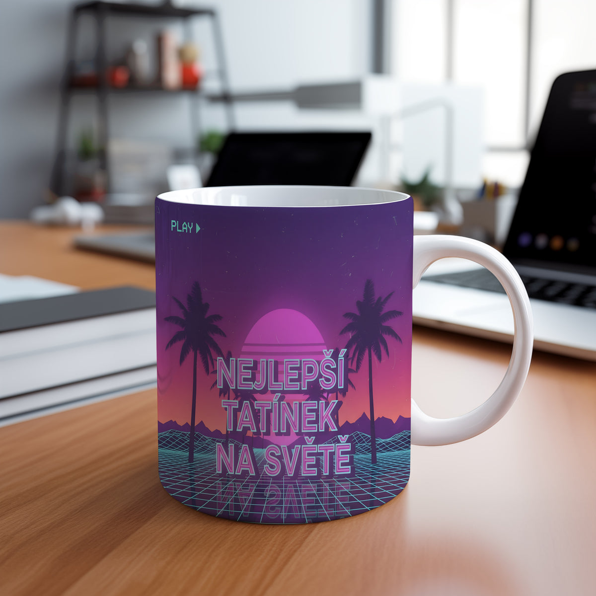 Hrnek s nápisem NEJLEPŠÍ TATÍNEK NA SVĚTĚ v retro stylu s palmami.