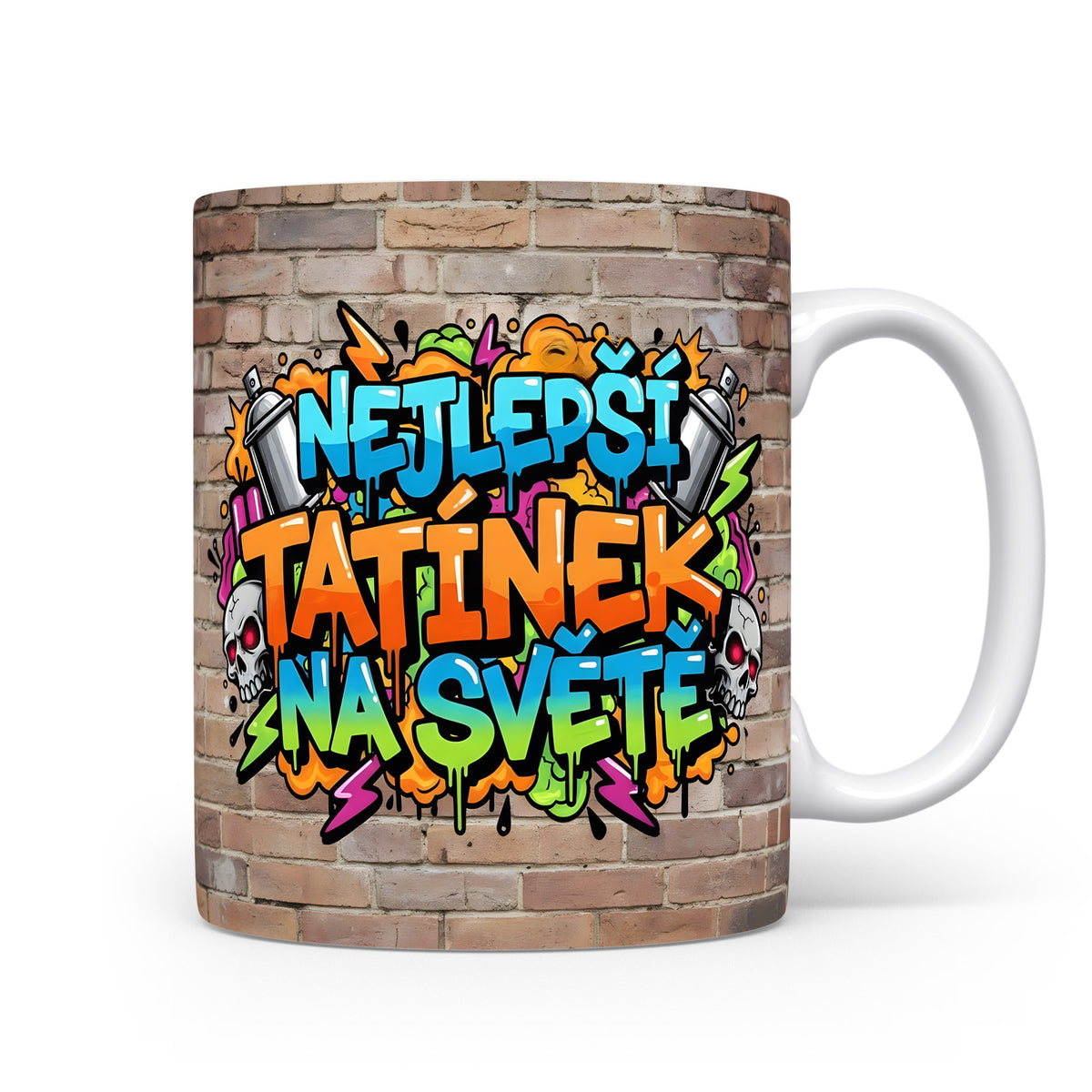 Hrnek s grafitti nápisem NEJLEPŠÍ TATÍNEK NA SVĚTĚ na cihlovém pozadí.