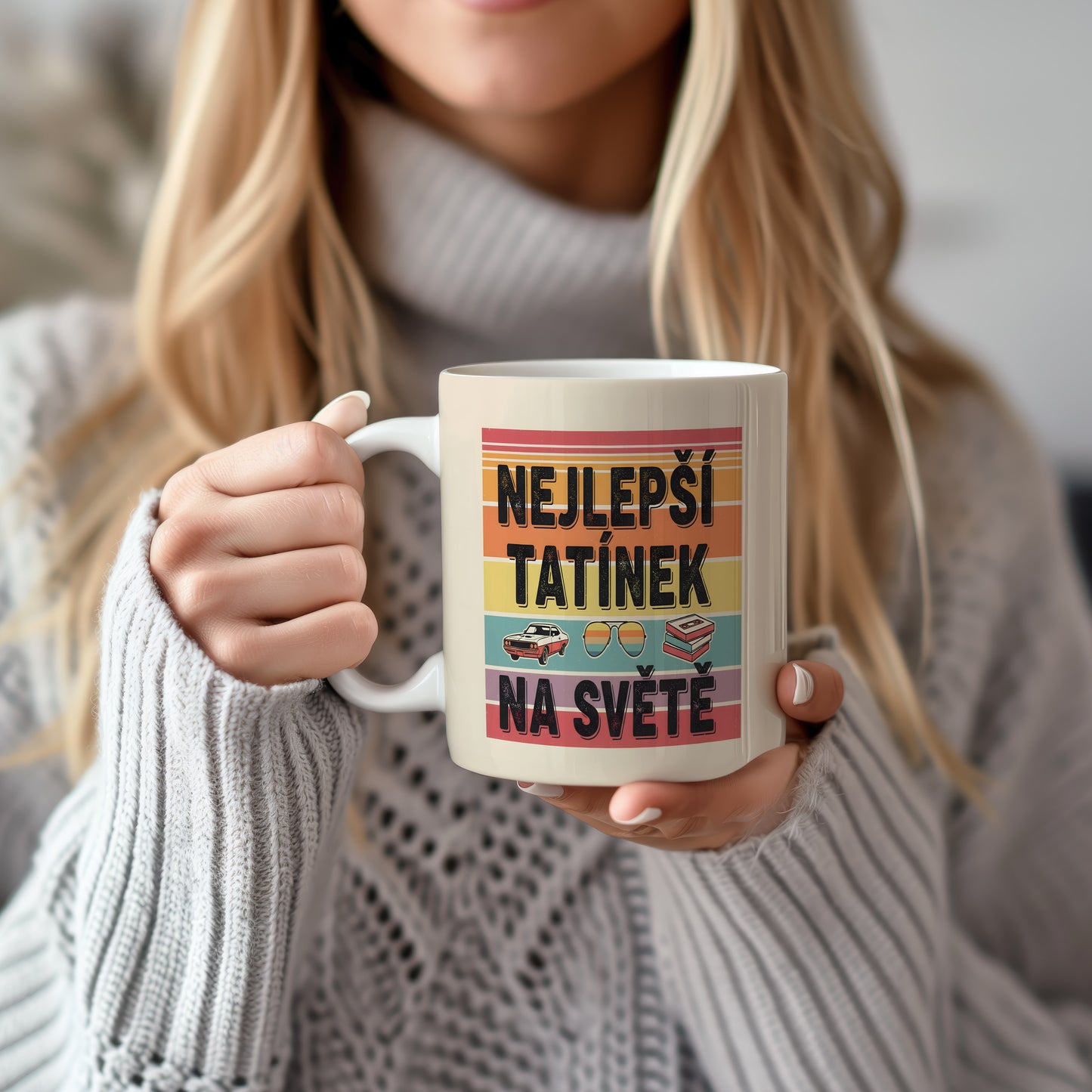 Hrnek s nápisem 'NEJLEPŠÍ TATÍNEK NA SVĚTĚ' a retro motivy.