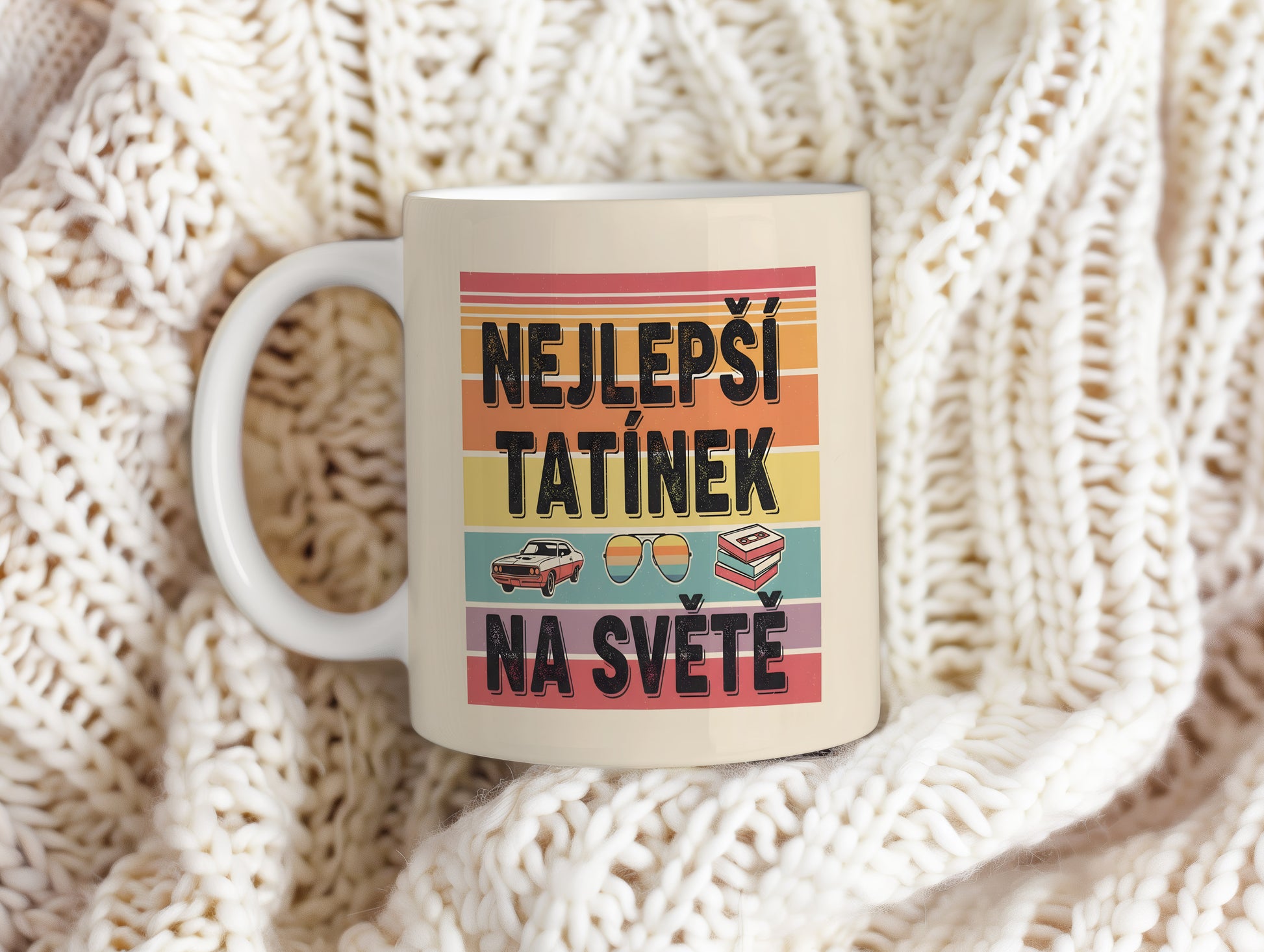 Hrnek s nápisem 'NEJLEPŠÍ TATÍNEK NA SVĚTĚ' a retro motivy.