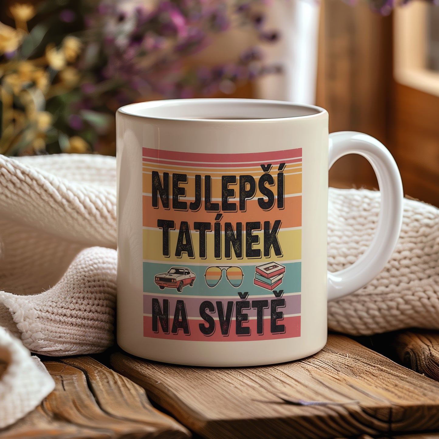 Hrnek s nápisem 'NEJLEPŠÍ TATÍNEK NA SVĚTĚ' a retro motivy.