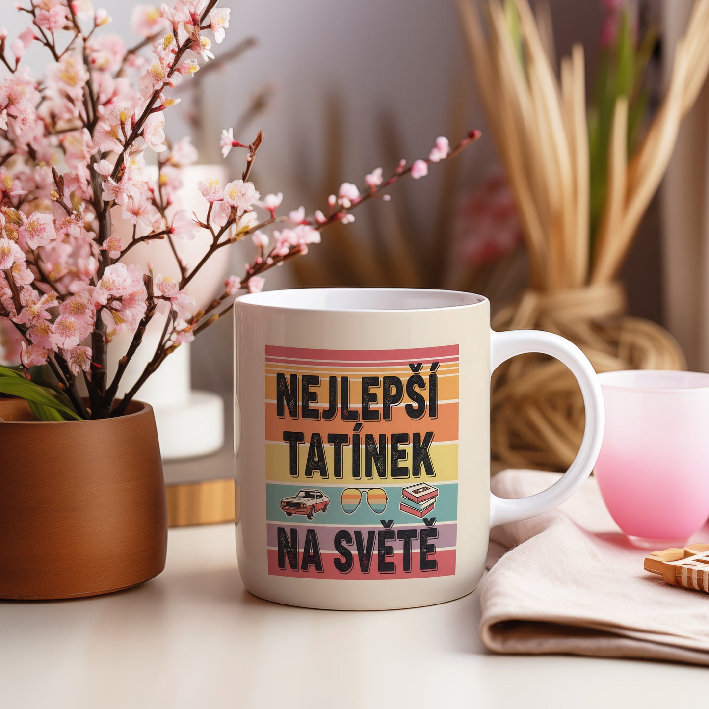 Hrnek s nápisem 'NEJLEPŠÍ TATÍNEK NA SVĚTĚ' a retro motivy.