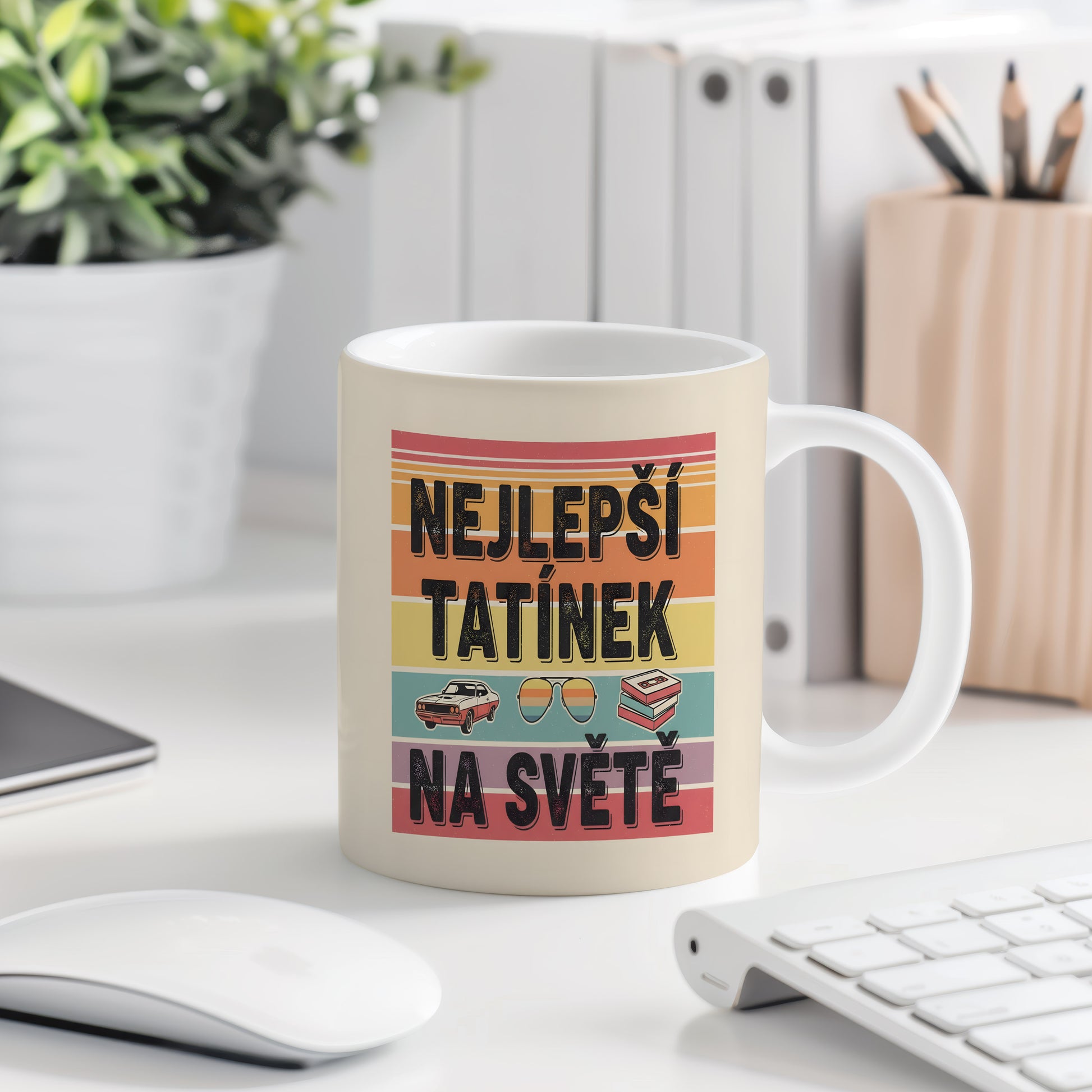 Hrnek s nápisem 'NEJLEPŠÍ TATÍNEK NA SVĚTĚ' a retro motivy.