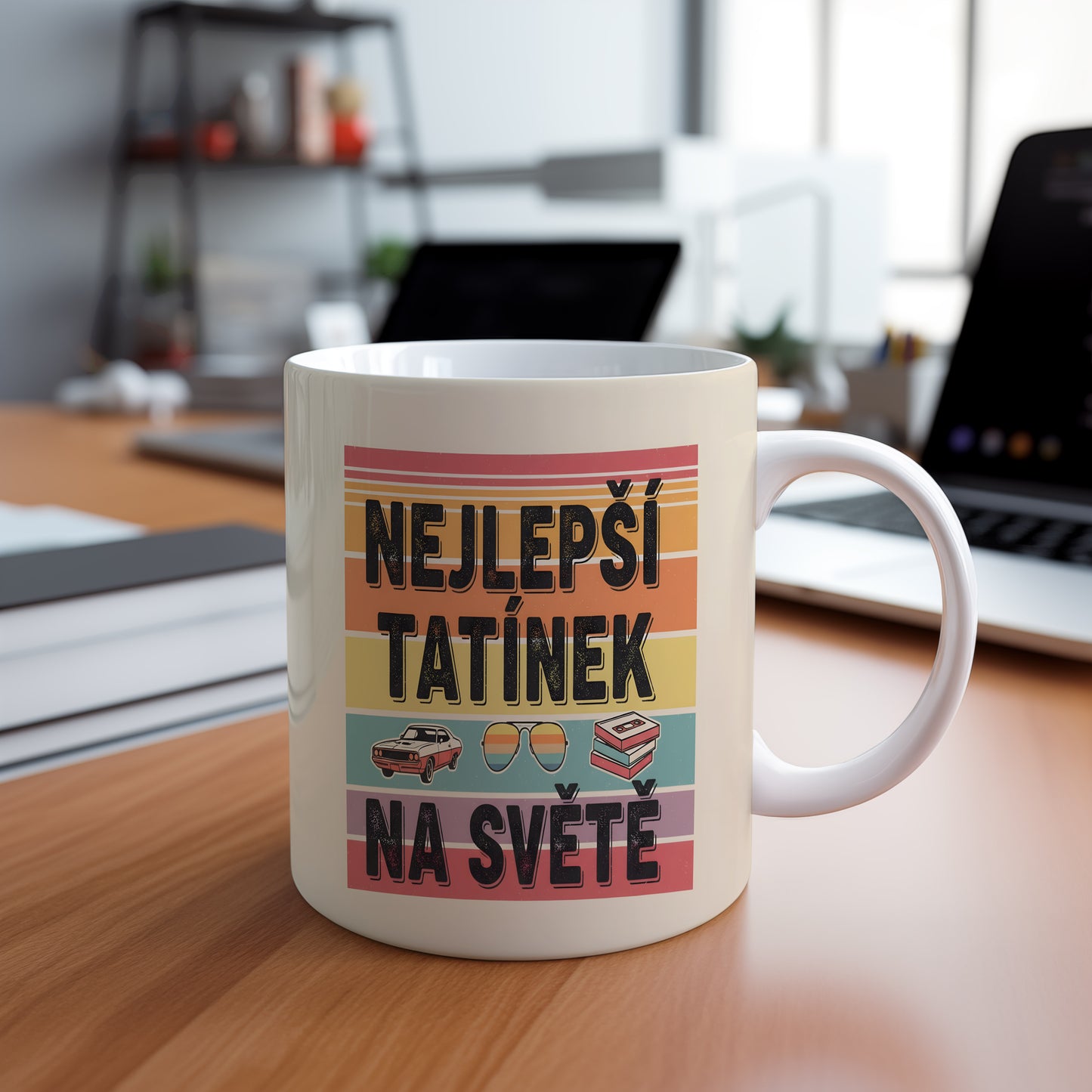 Hrnek s nápisem 'NEJLEPŠÍ TATÍNEK NA SVĚTĚ' a retro motivy.