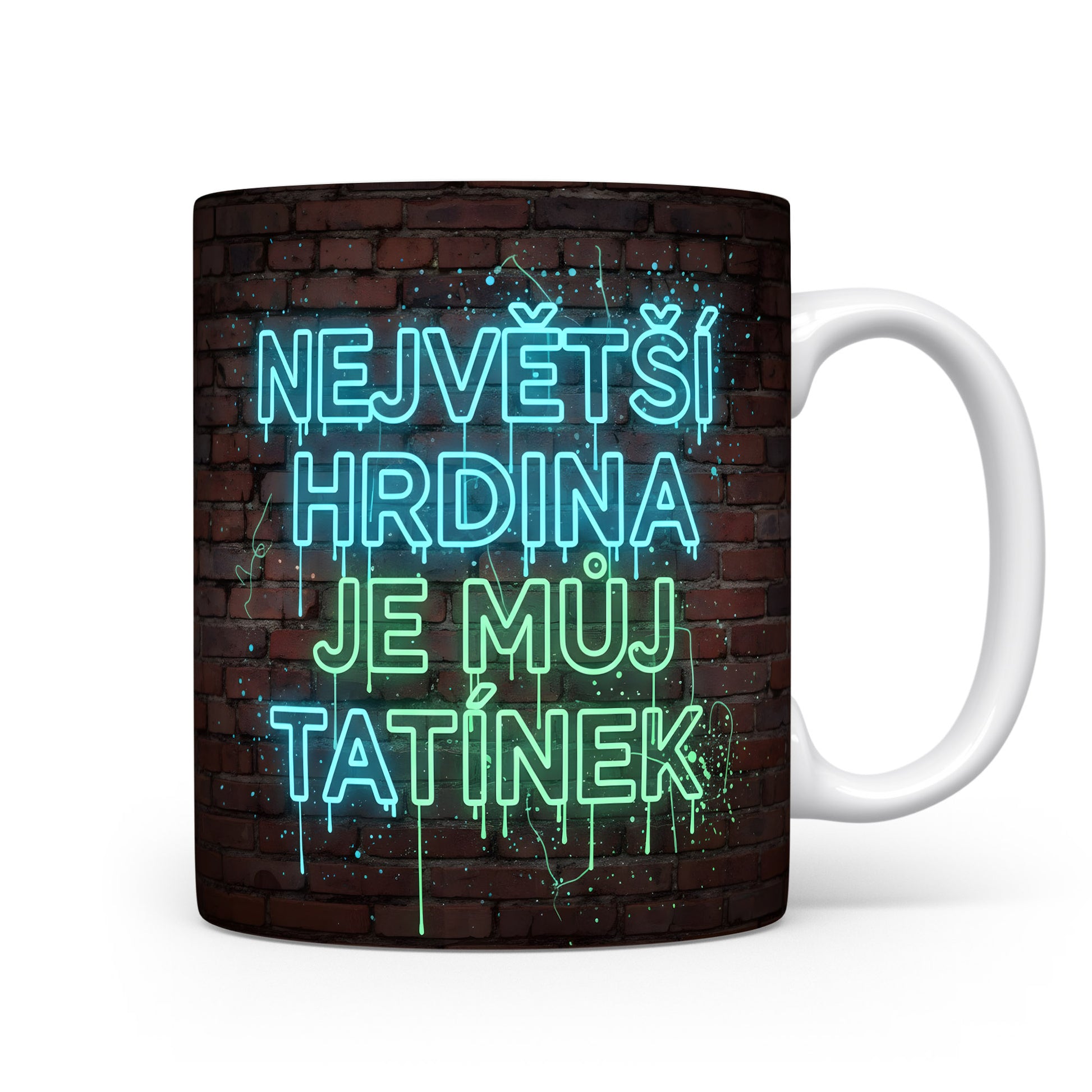 Hrnek s neonovým nápisem na cihlovém pozadí.