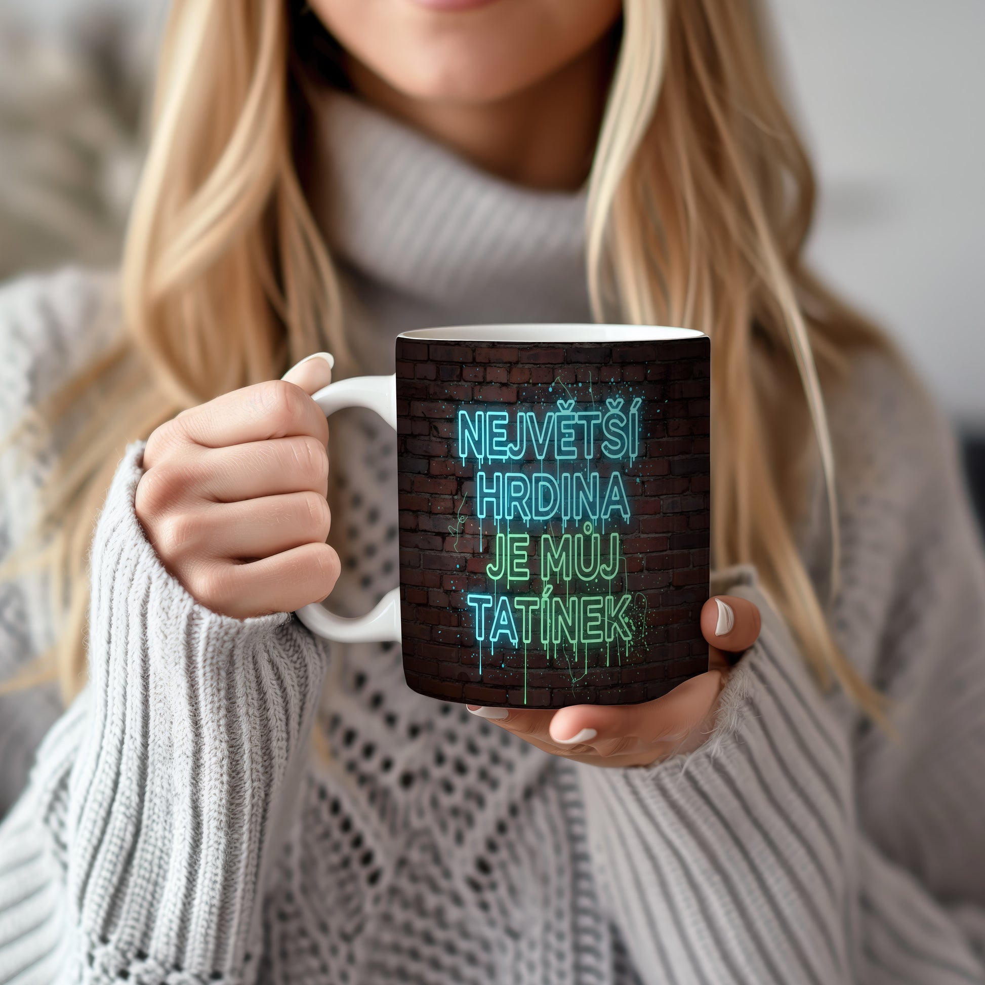 Hrnek s neonovým nápisem na cihlovém pozadí.