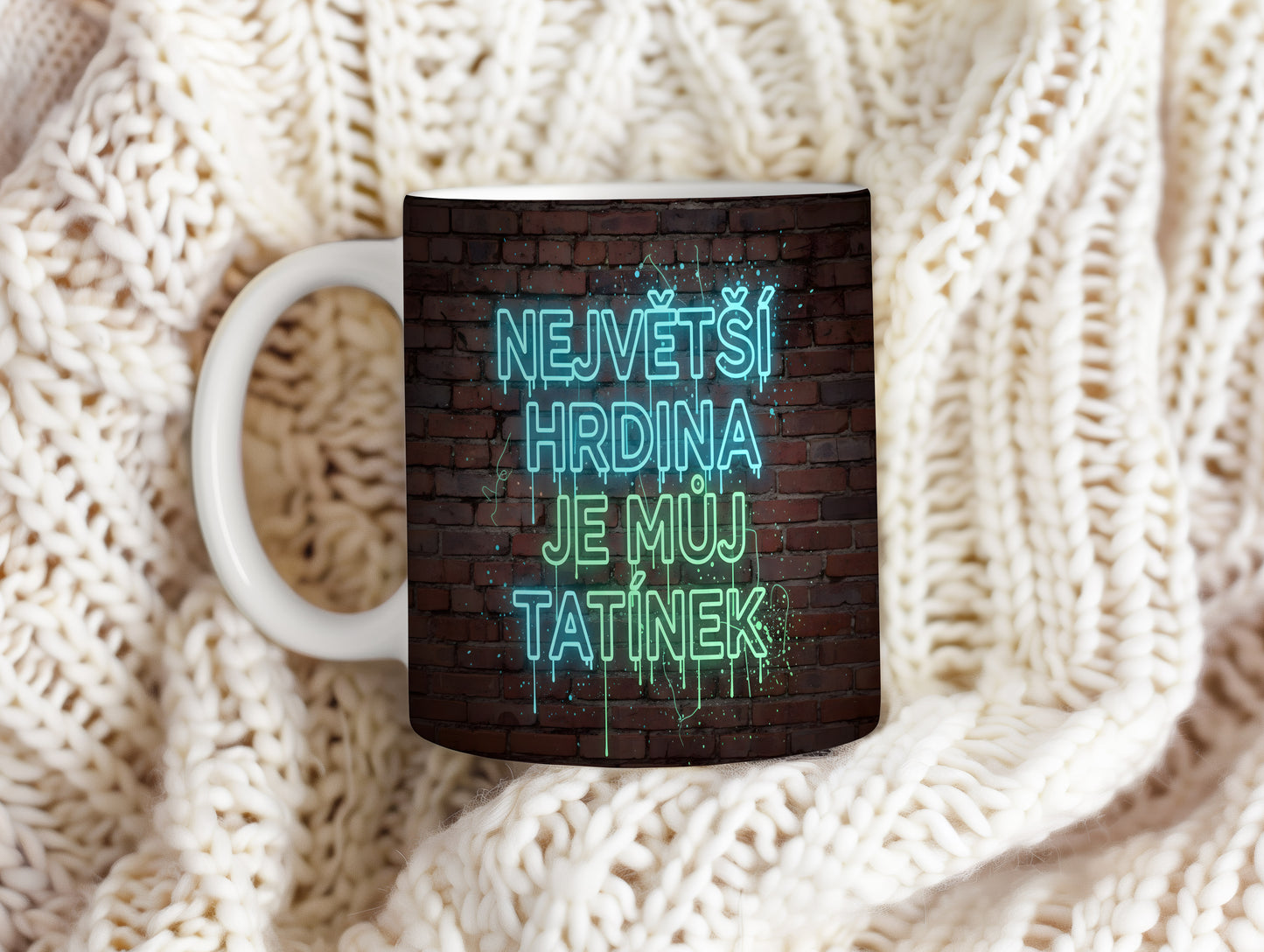 Hrnek s neonovým nápisem na cihlovém pozadí.