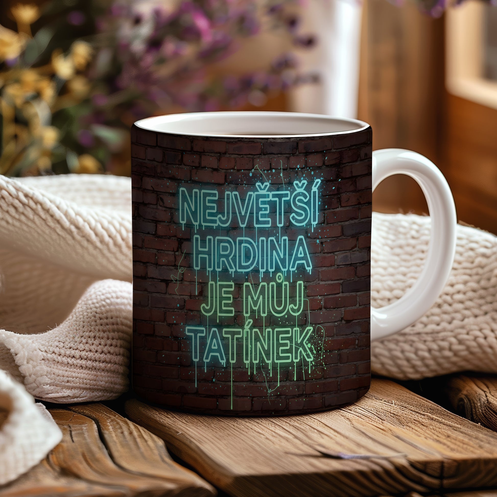 Hrnek s neonovým nápisem na cihlovém pozadí.