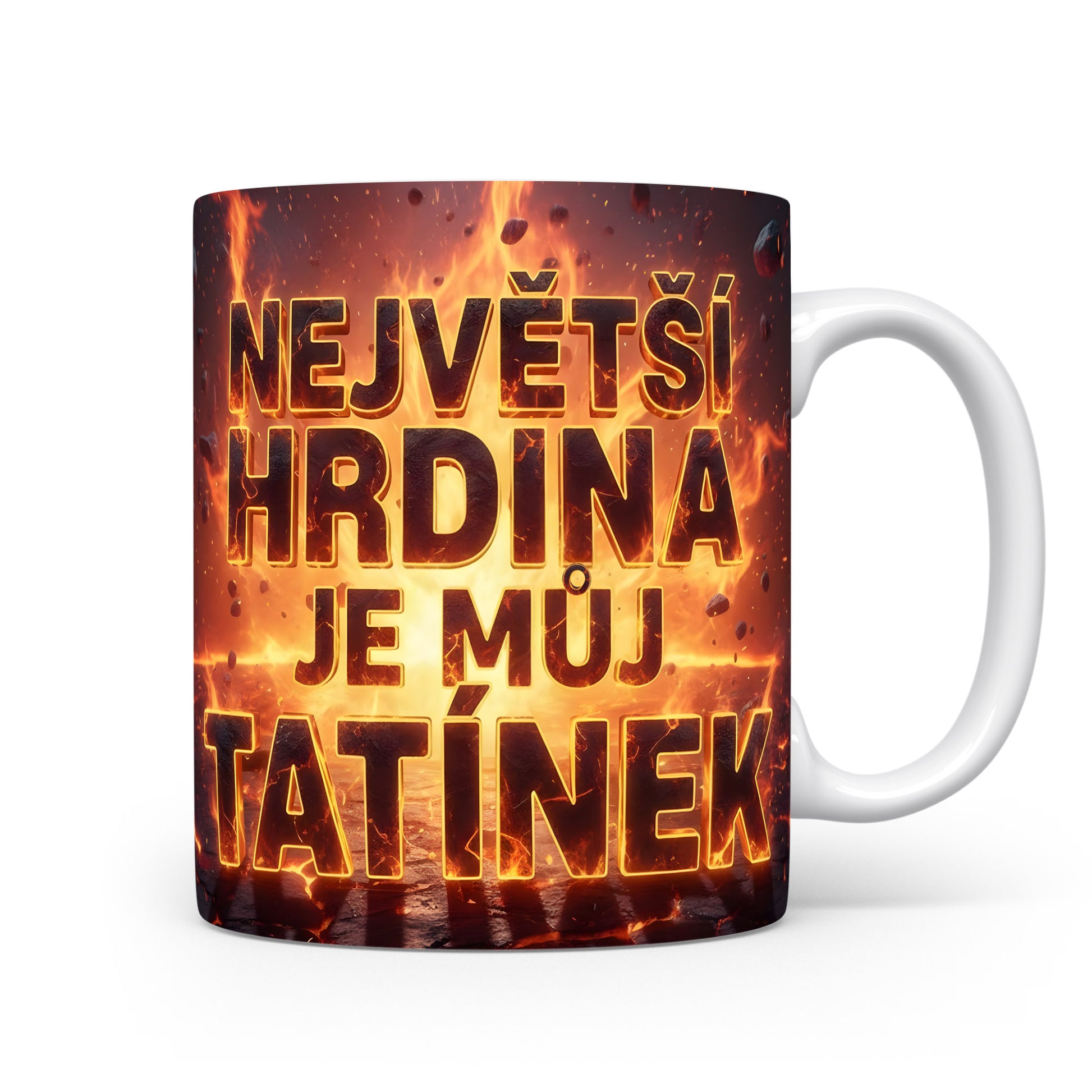 Ohnivý hrnek s textem 'NEJVĚTŠÍ HRDINA JE MŮJ TATÍNEK'.