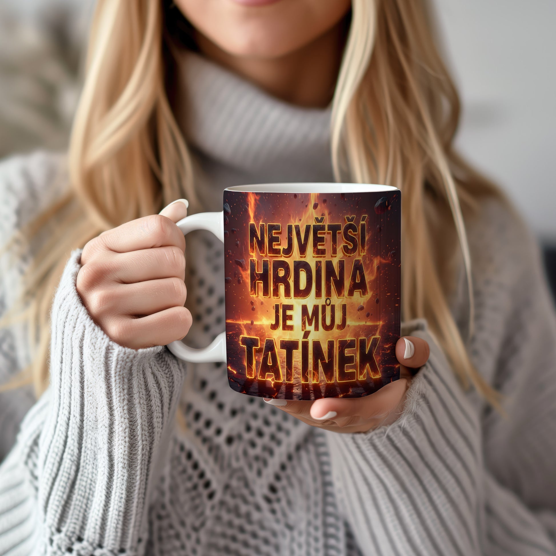 Ohnivý hrnek s textem 'NEJVĚTŠÍ HRDINA JE MŮJ TATÍNEK'.